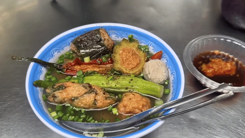 Khách Tây ăn món giá chỉ hơn 1 đô ở khu chợ Việt, nhận xét một thứ: Tôi không nghĩ mình lại nghiện nó - Hình 2