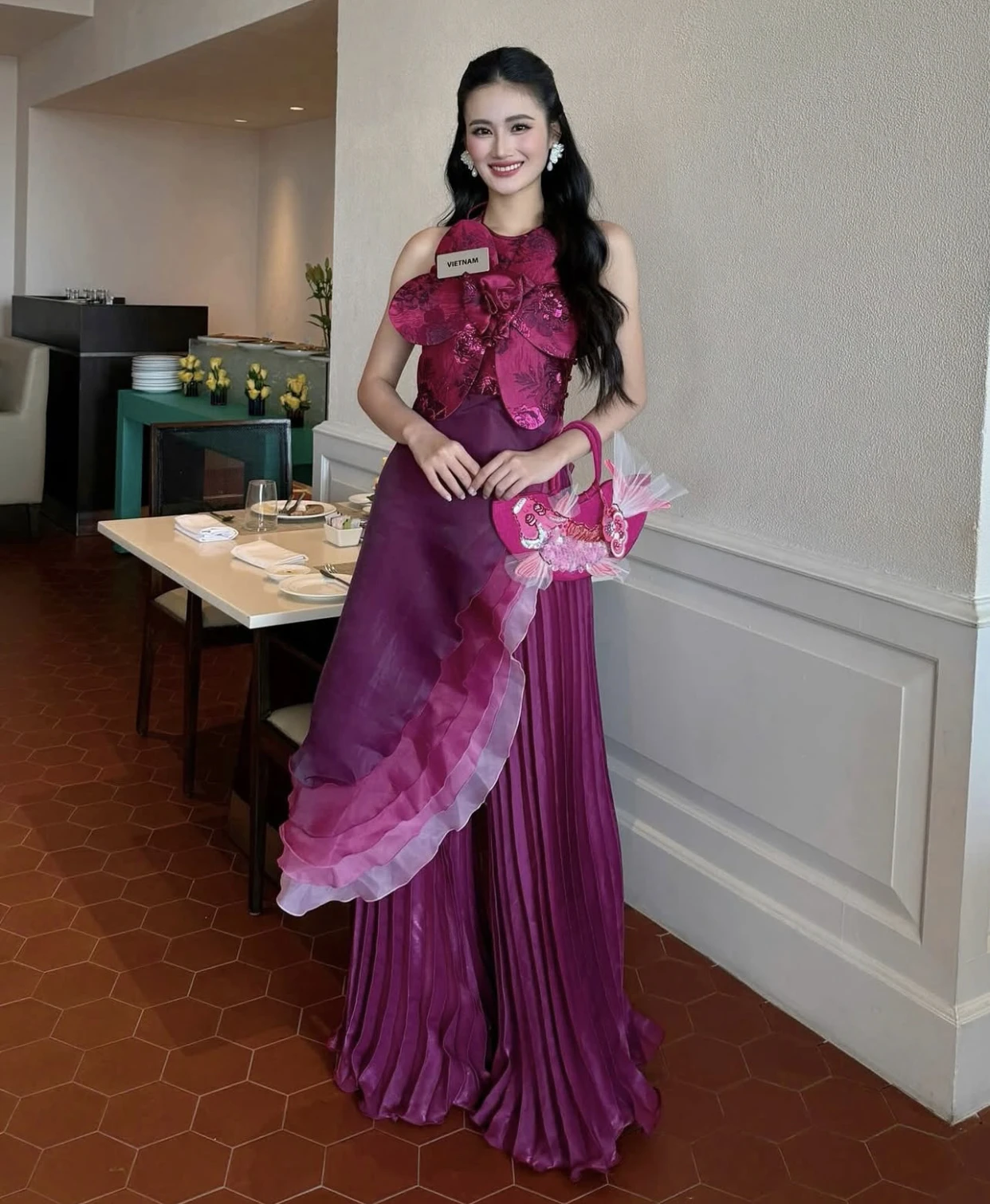 Miss World 2025: Ý Nhi bung xõa như tắc kè hoa, dưới cơ đại diện Bờ Biển Ngà? - Hình 1