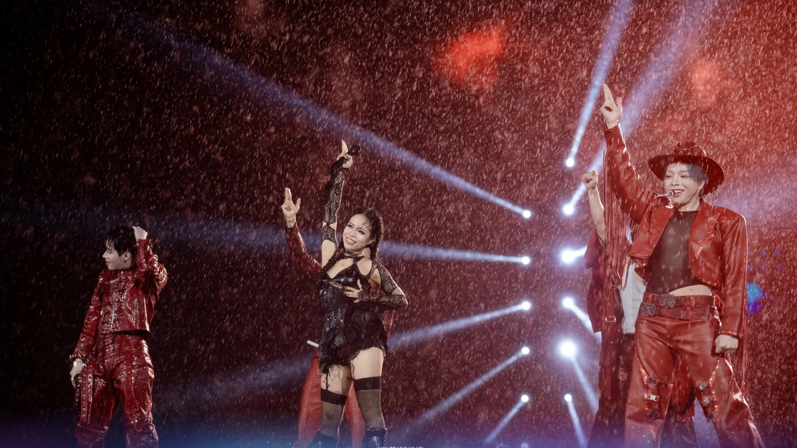 Trấn Thành vào hậu trường concert Anh trai troll Negav, fan bức xúc vì kém duyên - Hình 7