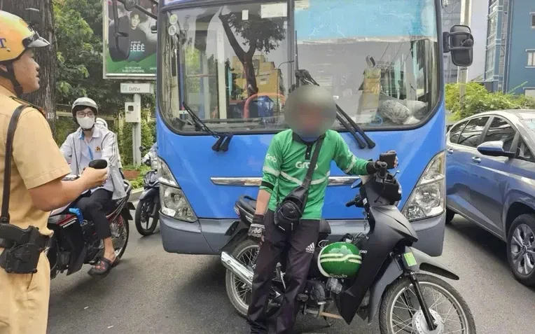Vụ tài xế xe bus cố va vào xe máy: triệu tập 2 bên, ngầu 15s bị phạt 5 triệu - Hình 4