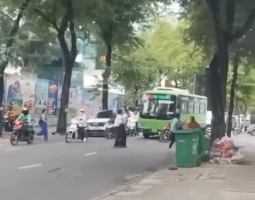 Vụ tài xế xe bus cố va vào xe máy: triệu tập 2 bên, ngầu 15s bị phạt 5 triệu - Hình 3