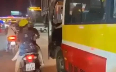 Vụ tài xế xe bus cố va vào xe máy: triệu tập 2 bên, ngầu 15s bị phạt 5 triệu - Hình 1