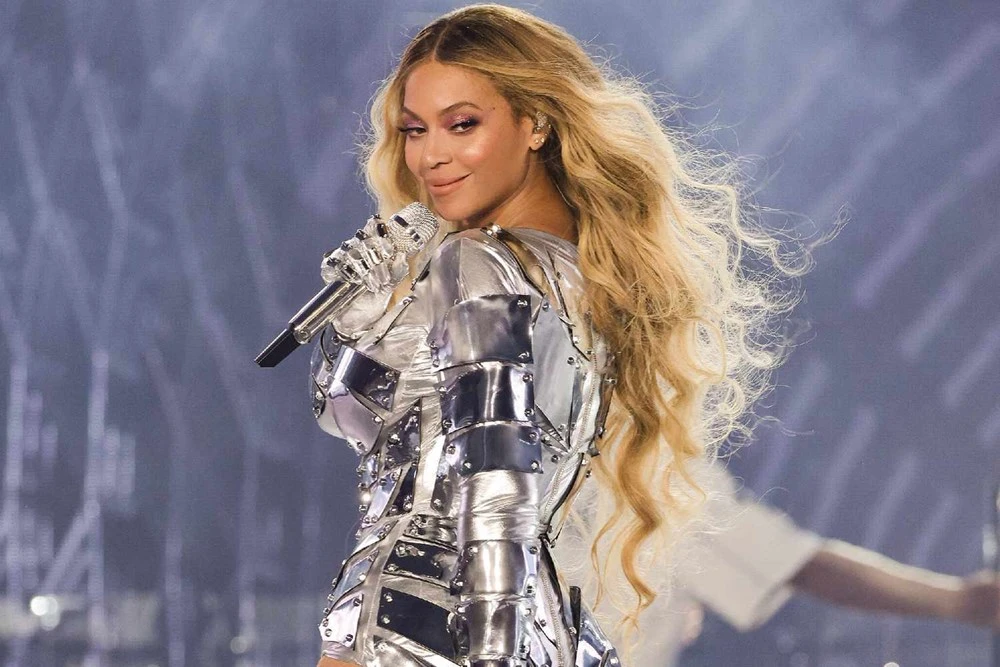 Beyoncé bị tạt rượu giữa lúc trình diễn, vươn tay cầu cứu, siêu sao hết thời - Hình 1