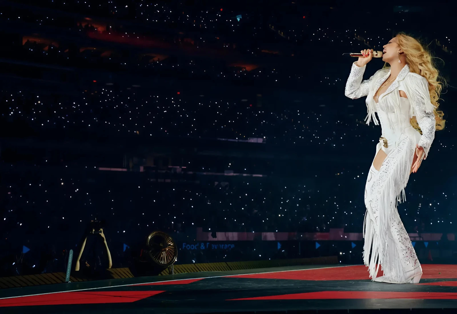 Beyoncé bị tạt rượu giữa lúc trình diễn, vươn tay cầu cứu, siêu sao hết thời - Hình 5