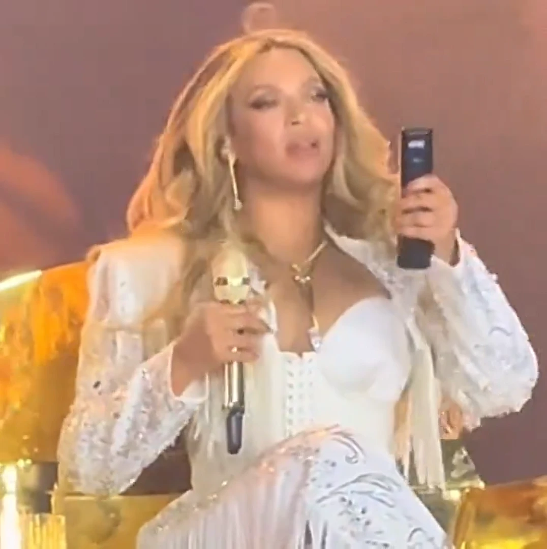 Beyoncé bị tạt rượu giữa lúc trình diễn, vươn tay cầu cứu, siêu sao hết thời - Hình 3