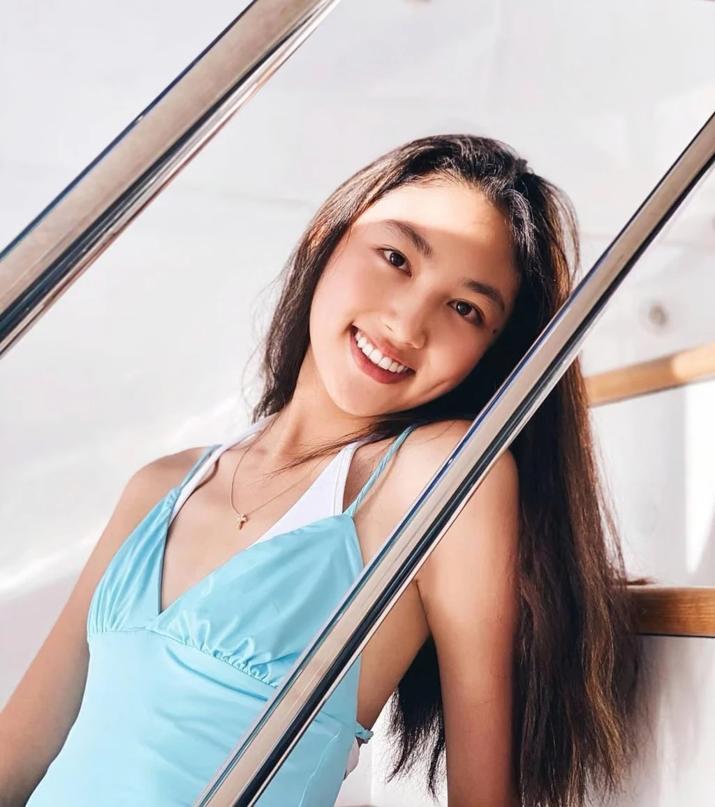 Ella Yam: Con Nhậm Đạt Hoa xinh như Hoa hậu, chân dài 1,1m nhờ thói quen này - Hình 5