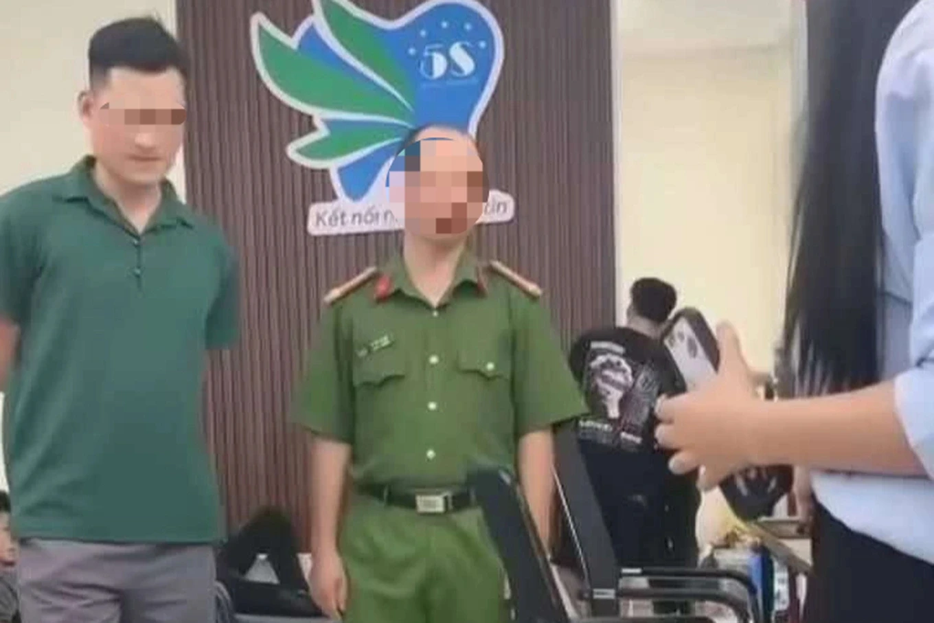 Tạm đình chỉ cán bộ phường Dương Nộ tác động cô gái, công an vào cuộc điều tra - Hình 1