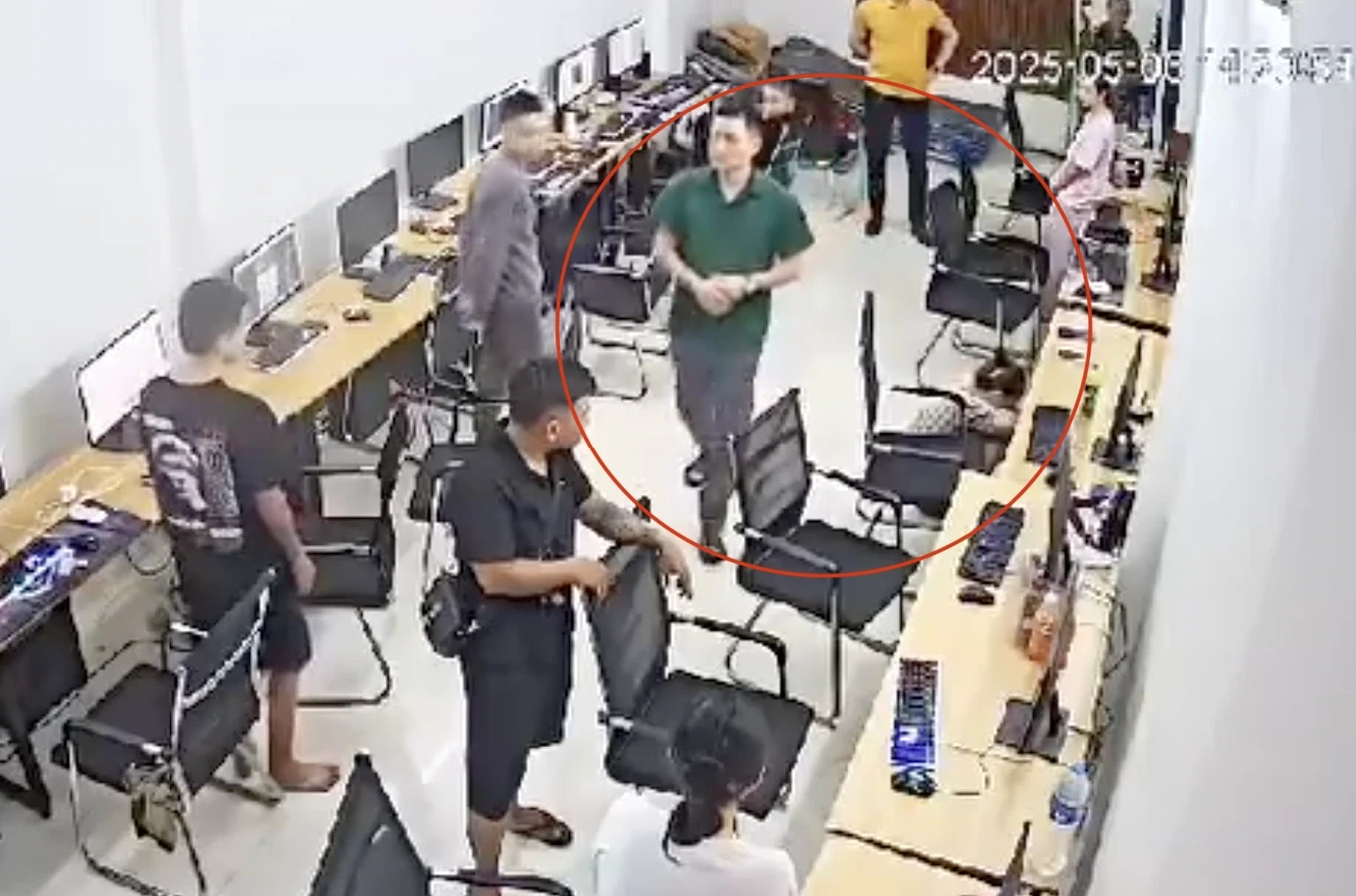 Tạm đình chỉ cán bộ phường Dương Nộ tác động cô gái, công an vào cuộc điều tra - Hình 2