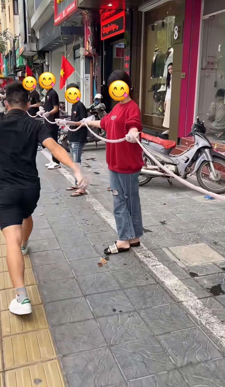 Tiktoker Lòng Chát Quán lươn lẹo, khách tẩy chay, kênh MXH triệu view bay màu - Hình 3