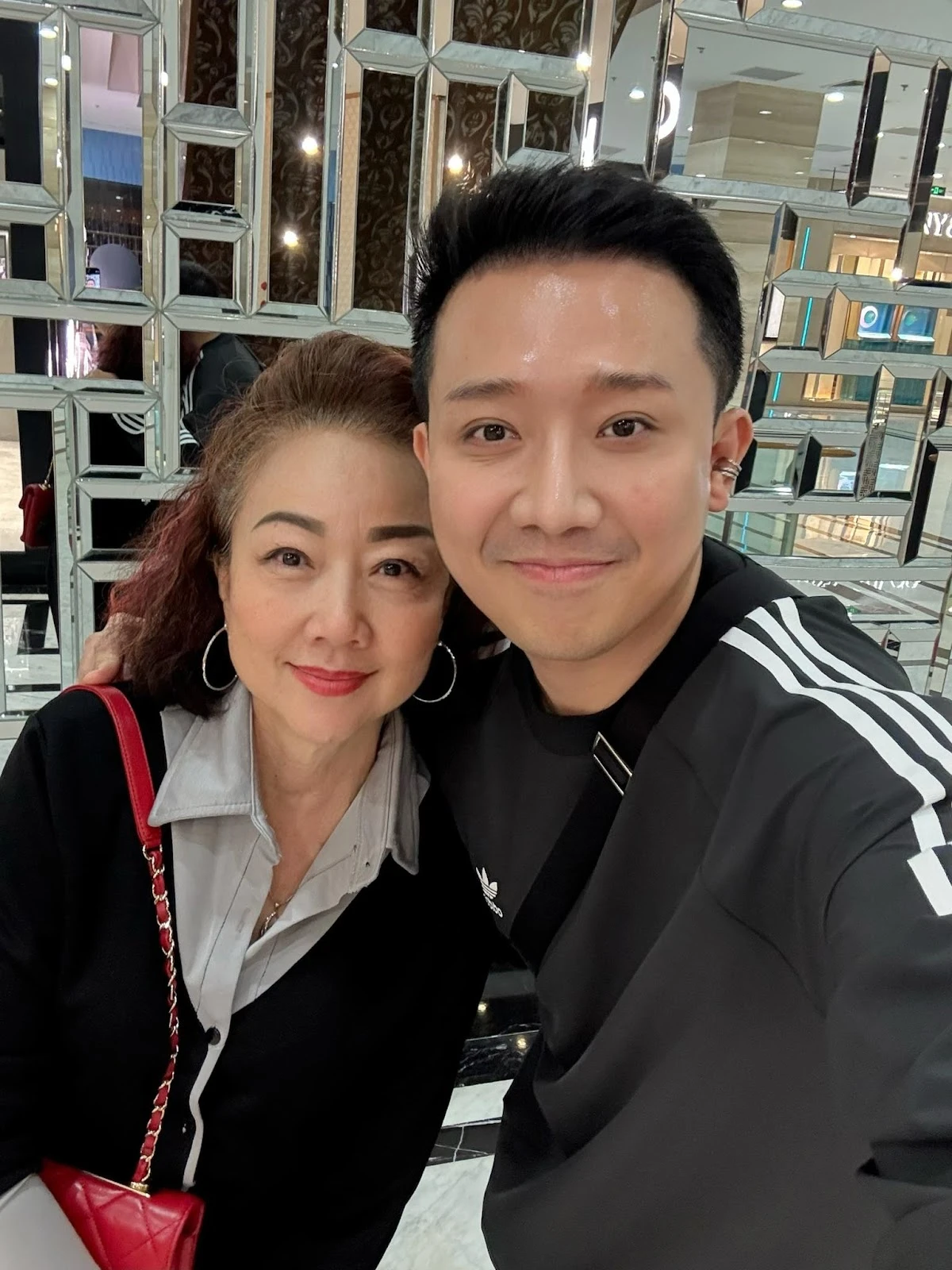Trấn Thành từng ghét mẹ, thương cha vì 1 lý do, thừa nhận nợ phụ huynh điều này! - Hình 1