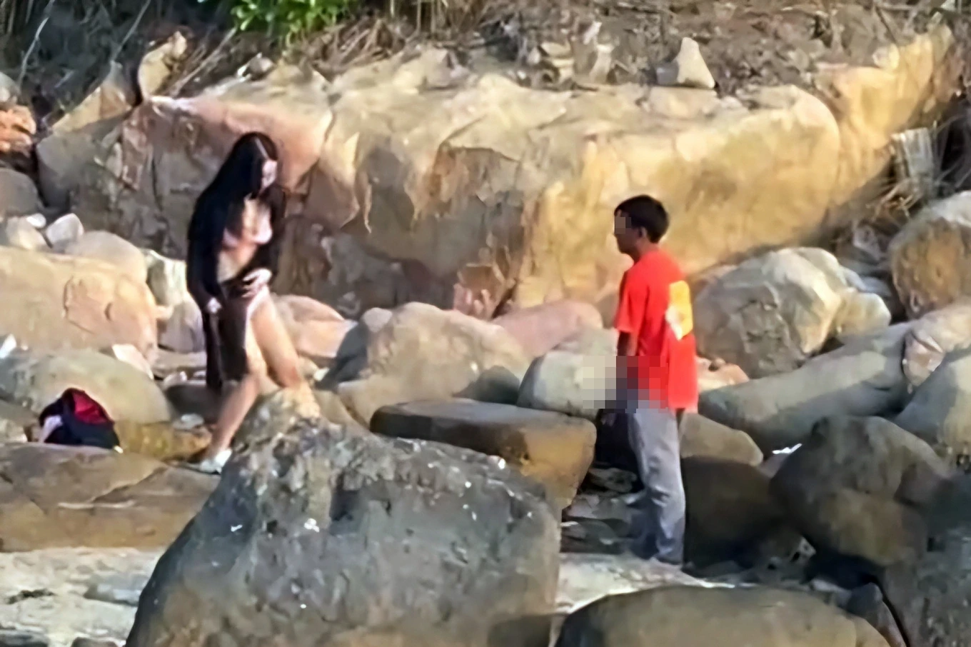 Vụ thanh niên gọi vốn ở biển Nha Trang: đưa về trụ sở UBND viết cam đoan - Hình 1