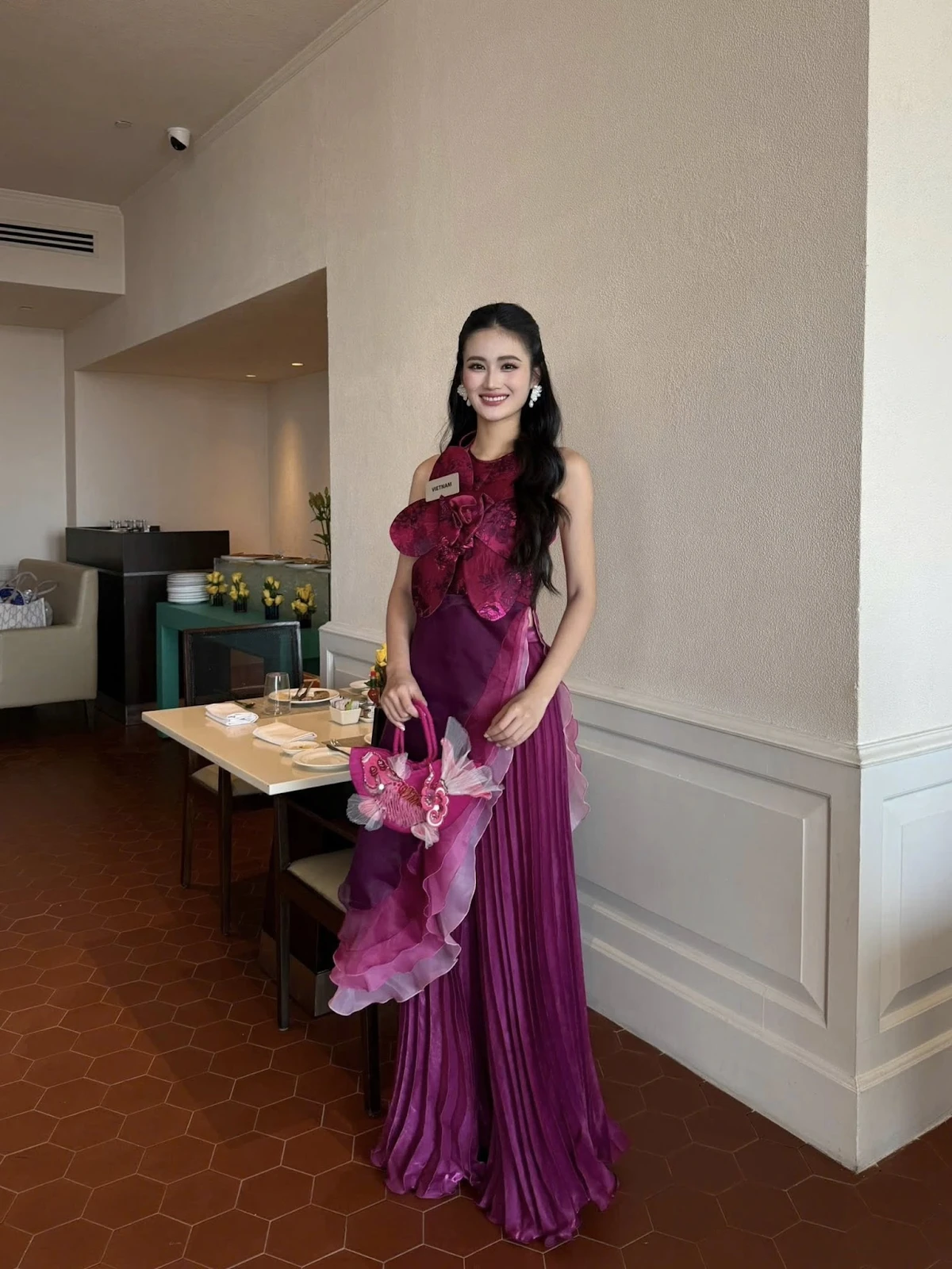 Ý Nhi được đương kim Miss World đề bạt, ghi điểm vì lăn xả giúp đối thủ - Hình 3