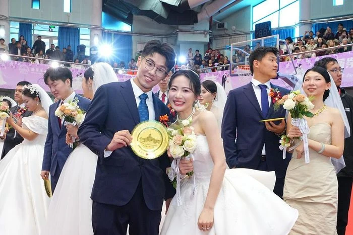 116 cặp đôi nghiên cứu sinh cùng làm đám cưới, được tặng nhẫn kim cương, đĩa vàng - Hình 3