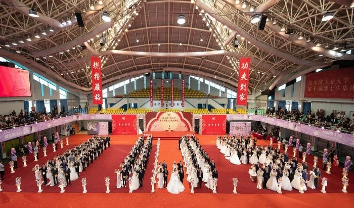 116 cặp đôi nghiên cứu sinh cùng làm đám cưới, được tặng nhẫn kim cương, đĩa vàng - Hình 1