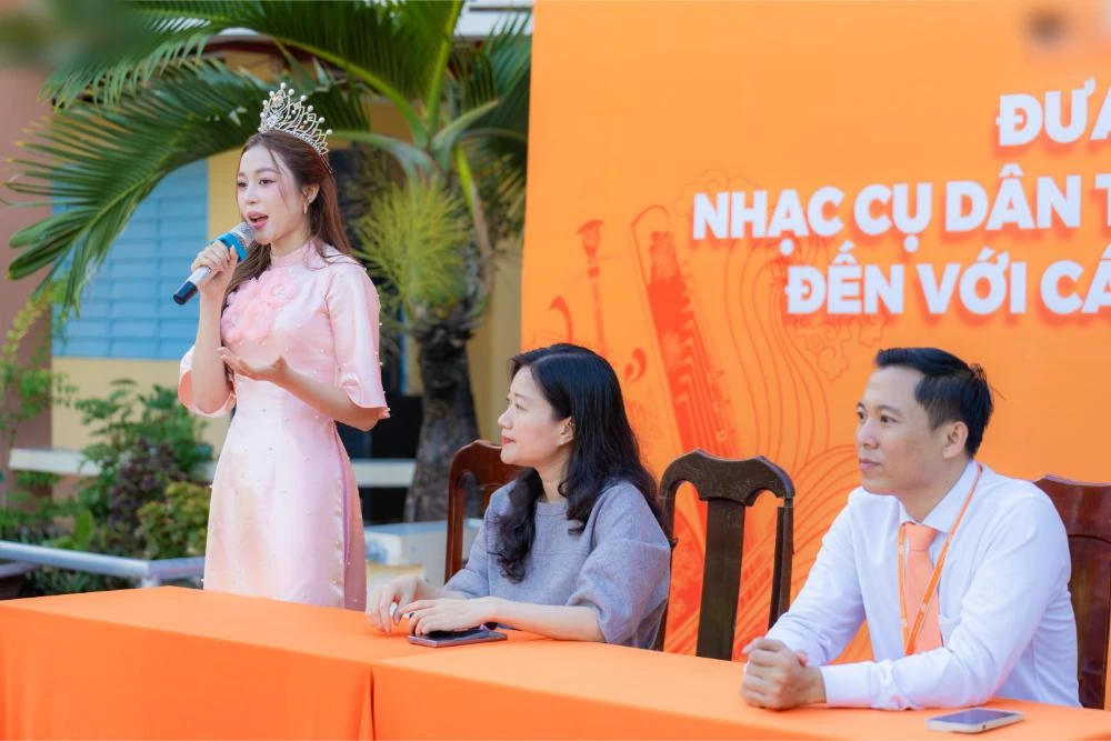 Hoa hậu Quốc gia VN rã đông, lấn sân ca hát, được dàn Anh trai làm nền? - Hình 5