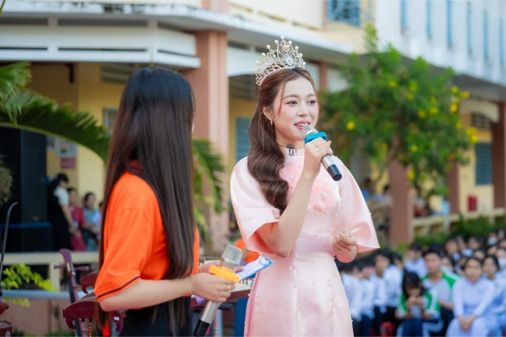 Hoa hậu Quốc gia VN rã đông, lấn sân ca hát, được dàn Anh trai làm nền? - Hình 6
