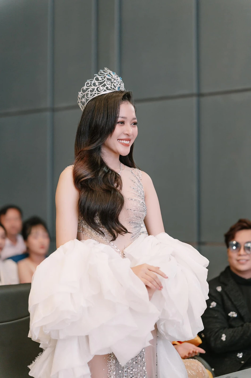 Hoa hậu Quốc gia VN rã đông, lấn sân ca hát, được dàn Anh trai làm nền? - Hình 7