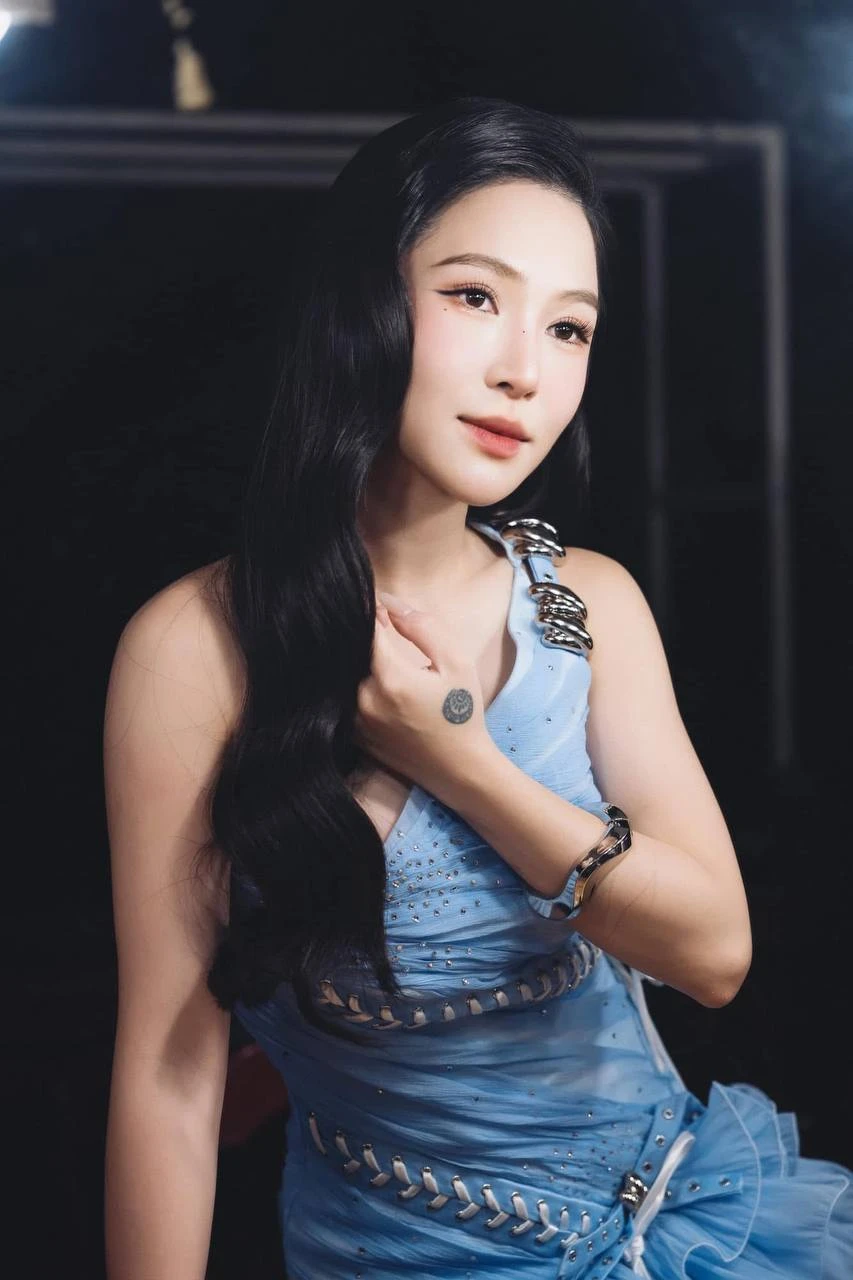 Hương Tràm đắt show, nhan sắc thăng hạng, bất chấp bị 1 nữ CEO réo tên ngày đêm - Hình 1