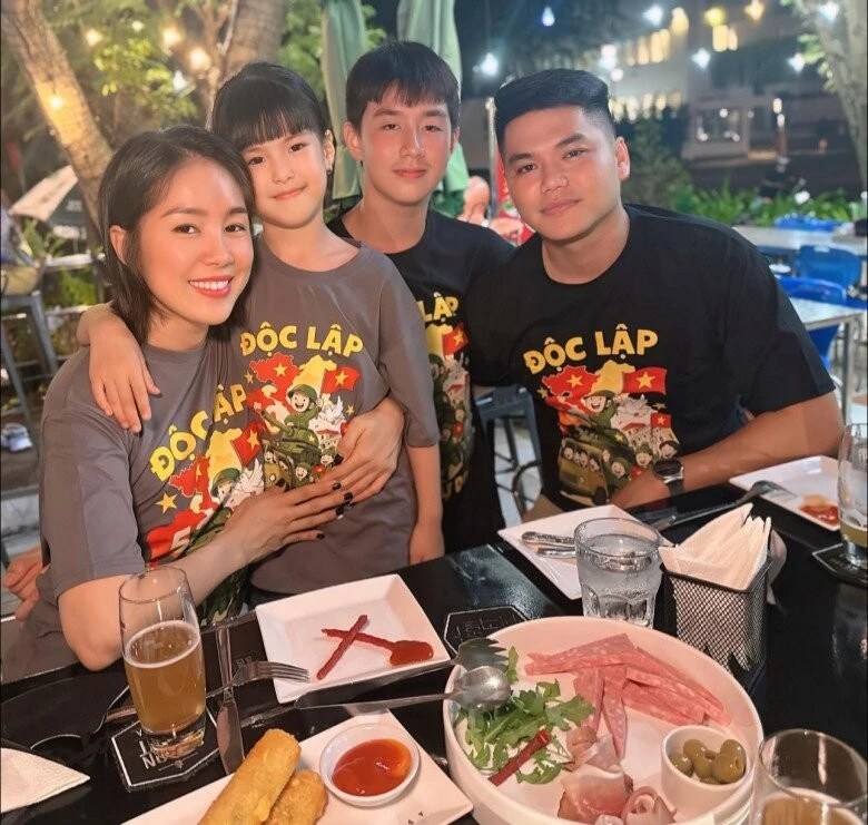 Lê Phương nũng nịu với mẹ ruột trước mặt mẹ chồng, thái độ lộ quan hệ sui gia - Hình 4