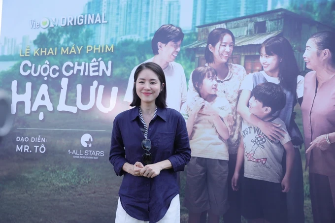 Lê Phương nũng nịu với mẹ ruột trước mặt mẹ chồng, thái độ lộ quan hệ sui gia - Hình 8