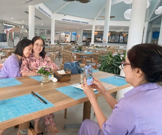 Lê Phương nũng nịu với mẹ ruột trước mặt mẹ chồng, thái độ lộ quan hệ sui gia - Hình 1
