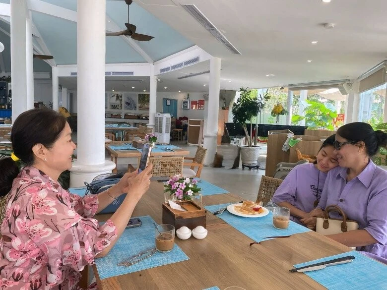 Lê Phương nũng nịu với mẹ ruột trước mặt mẹ chồng, thái độ lộ quan hệ sui gia - Hình 2