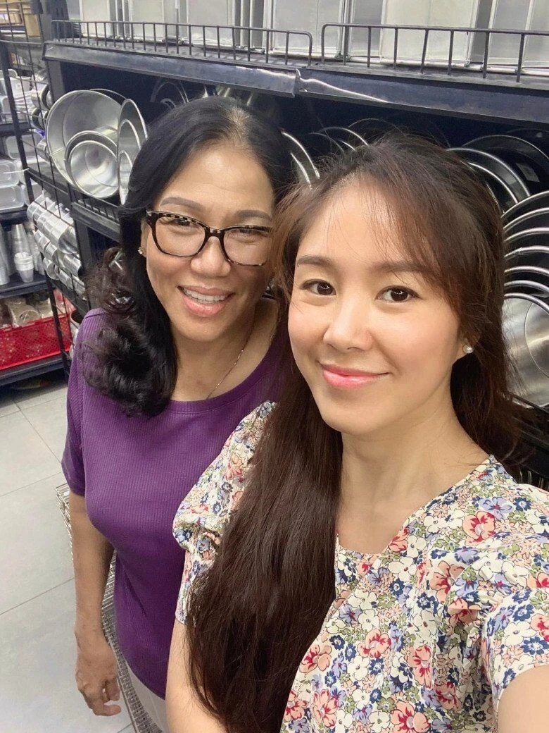 Lê Phương nũng nịu với mẹ ruột trước mặt mẹ chồng, thái độ lộ quan hệ sui gia - Hình 5