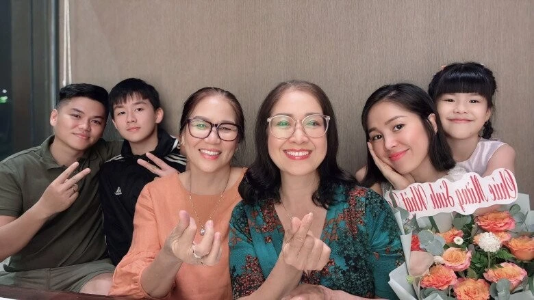 Lê Phương nũng nịu với mẹ ruột trước mặt mẹ chồng, thái độ lộ quan hệ sui gia - Hình 3