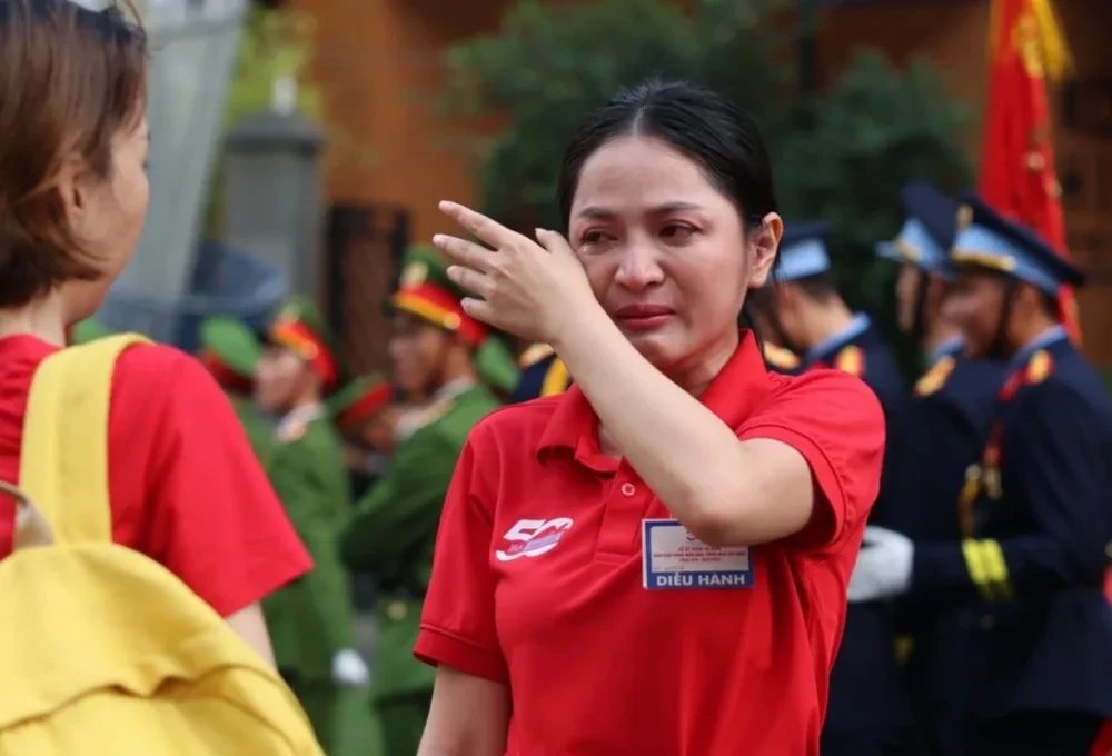 Đông Hùng: Thiếu gia thay mẹ trả nợ, rửa bát thuê, hot lại nhờ bè cho Võ Hạ Trâm - Hình 8