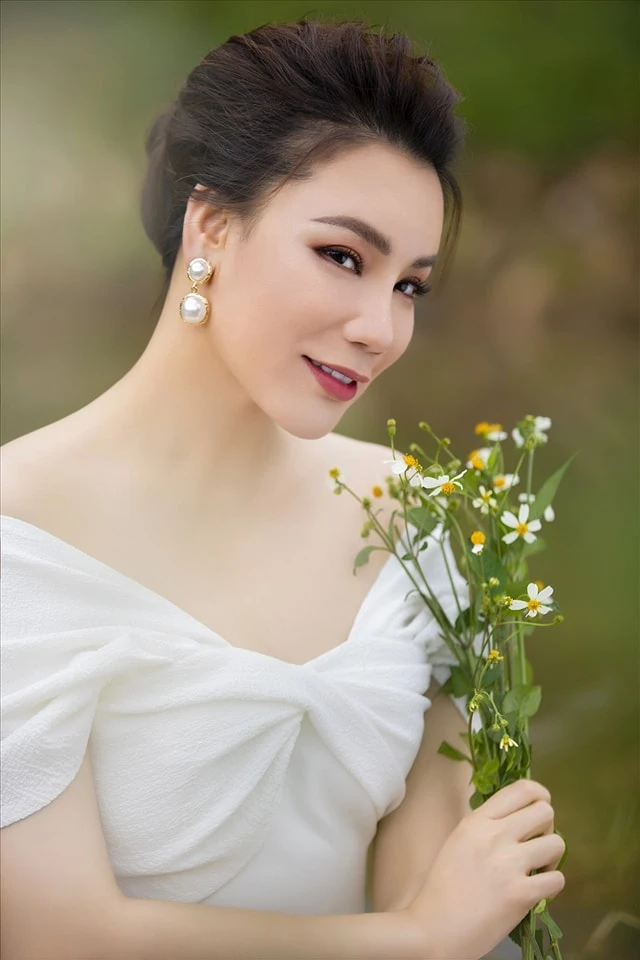Hồ Quỳnh Hương xin vía màn bắt hoa cưới từ cặp đôi Vbiz khiến dân mạng bùng nổ - Hình 1