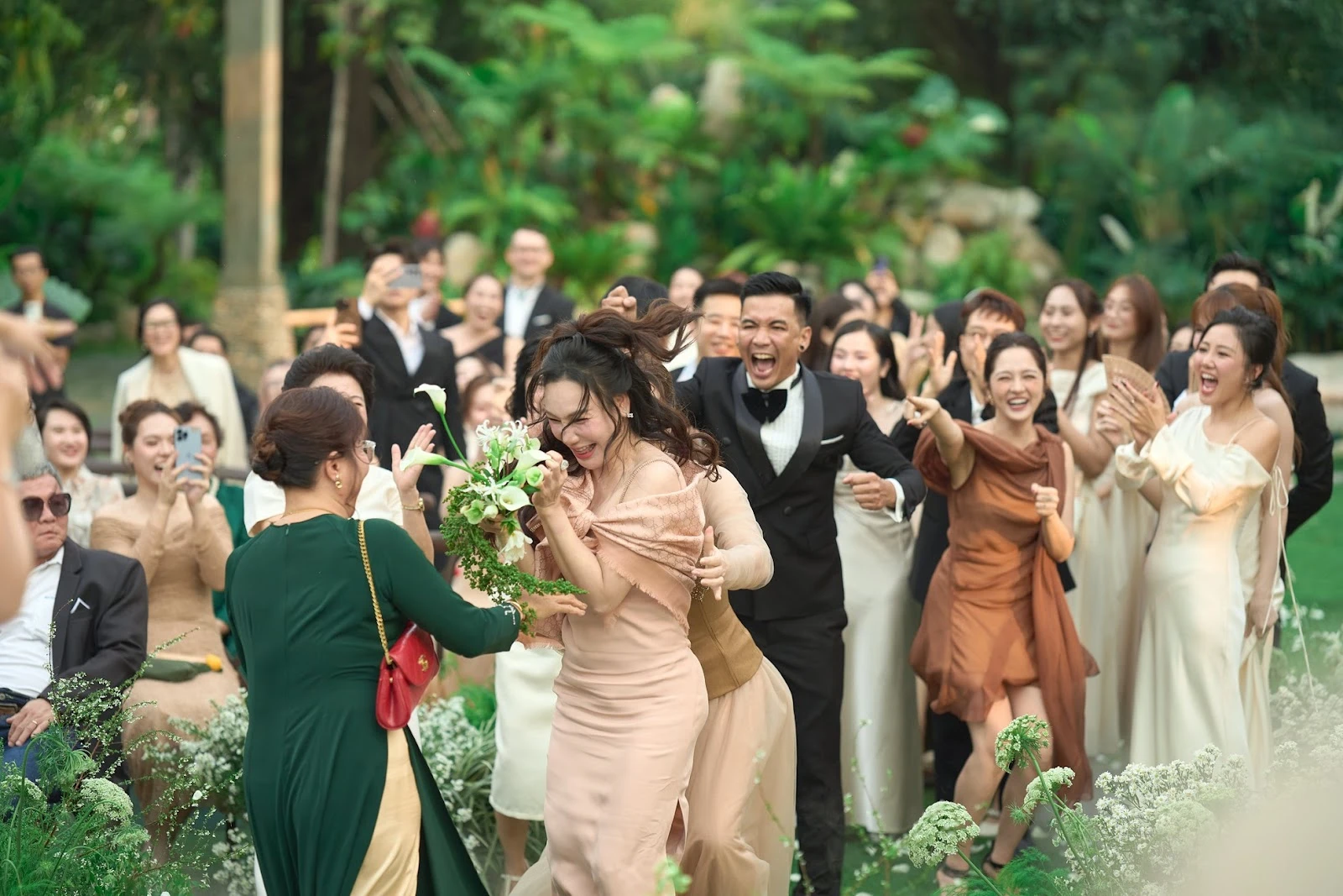 Hồ Quỳnh Hương xin vía màn bắt hoa cưới từ cặp đôi Vbiz khiến dân mạng bùng nổ - Hình 3