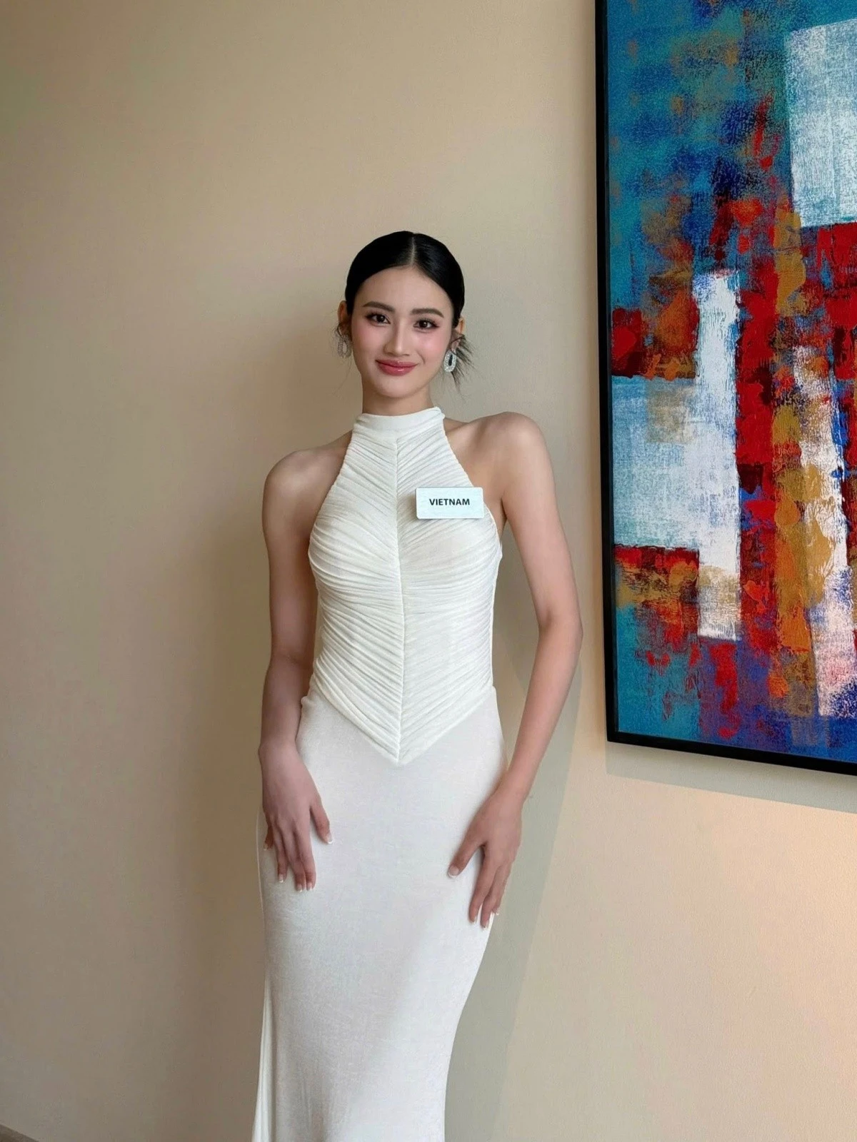 Hoa hậu Ý Nhi nịnh dì Ly Miss World vẫn out top 20 tức tưởi, bị bạn trai hại? - Hình 2