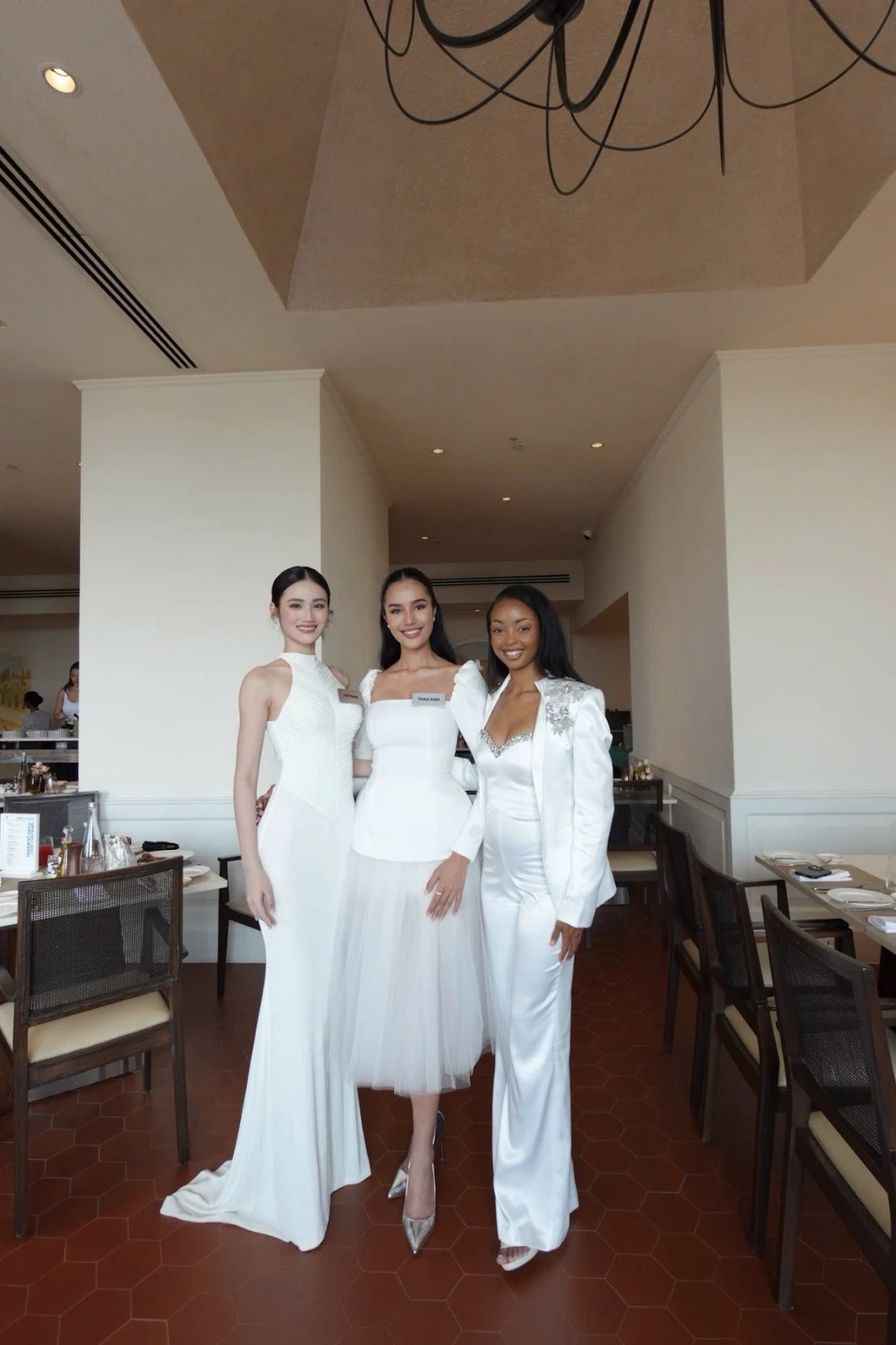 Hoa hậu Ý Nhi nịnh dì Ly Miss World vẫn out top 20 tức tưởi, bị bạn trai hại? - Hình 1