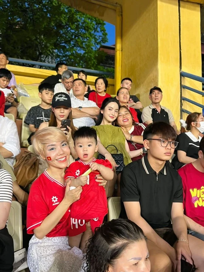 Quang Hải nằm sân, đến cổ vũ Chu Thanh Huyền không bị soi biểu cảm mà là thứ này - Hình 5