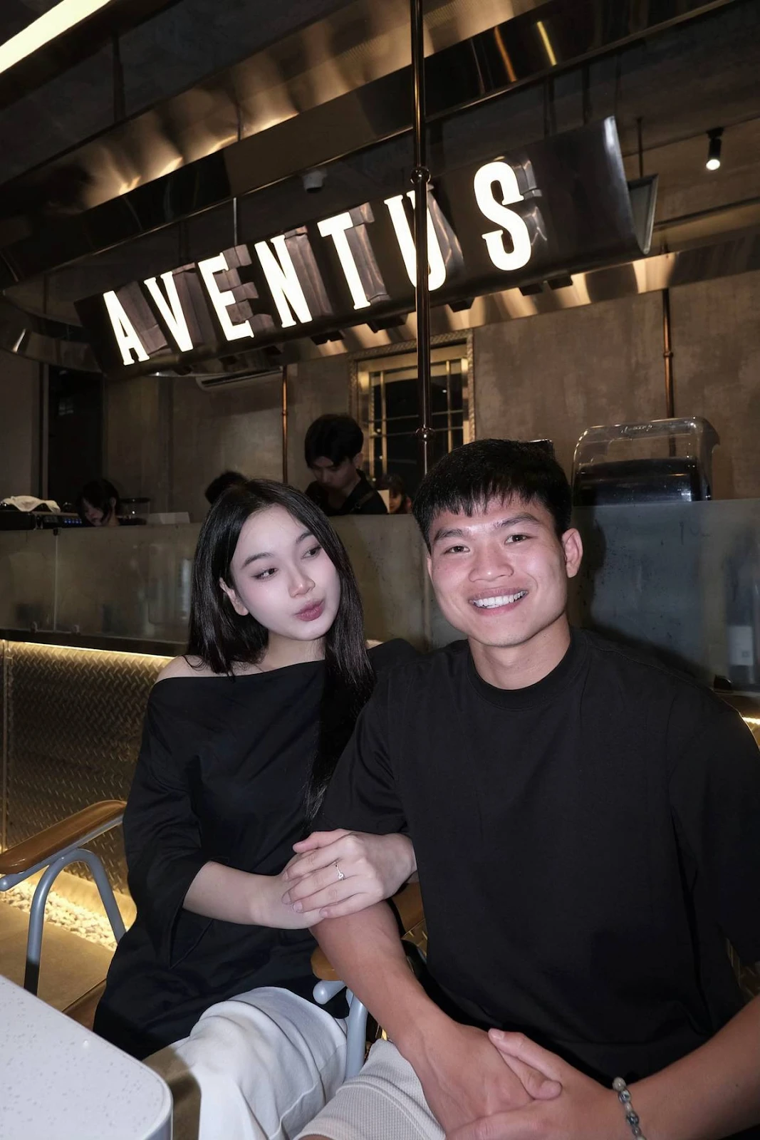 Vợ Hồ Văn Cường rộ nghi vấn cưới chạy bầu, ảnh ở quán cà phê tố ngược chính chủ? - Hình 3