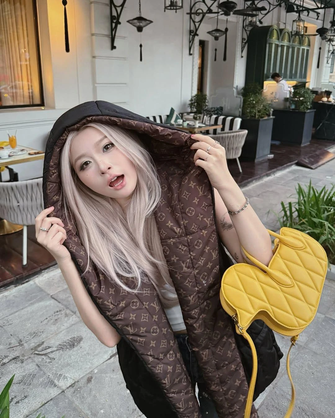 Chao dự tốt nghiệp ĐH Mỹ: 50k người sốc vì món đồ từ VN, Jenny Huỳnh sính ngoại? - Hình 7