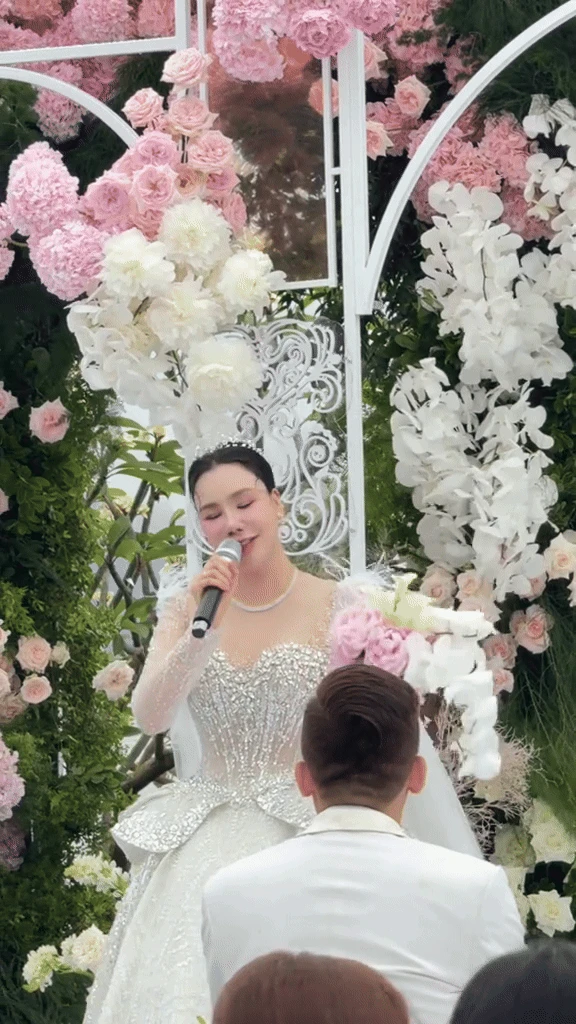 Hồ Quỳnh Hương hát live cao vút tặng chồng ca khúc tự sáng tác, trao nhau ánh mặt đắm say tràn ngập tình yêu - Hình 3