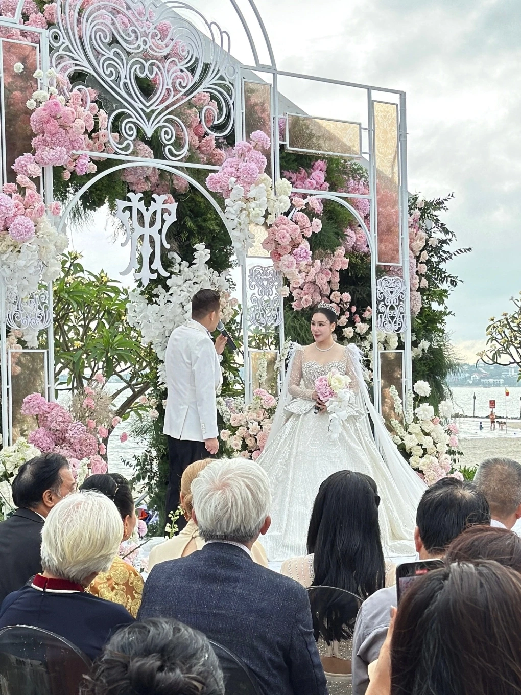 Hồ Quỳnh Hương khoe con trai 2 tuổi, CĐM đồng loạt phán không thoát kiếp đẻ thuê - Hình 2