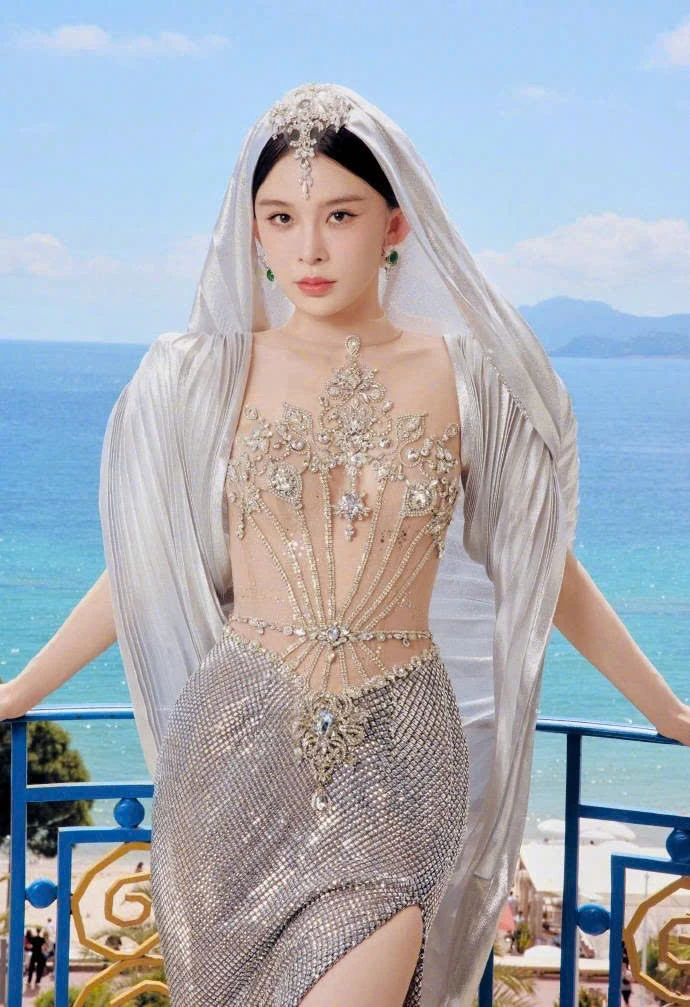 LHP Cannes 2025: Irina Shayk hoá thiên nga đen, Triệu Anh Tử bị đuổi thẳng cổ? - Hình 8