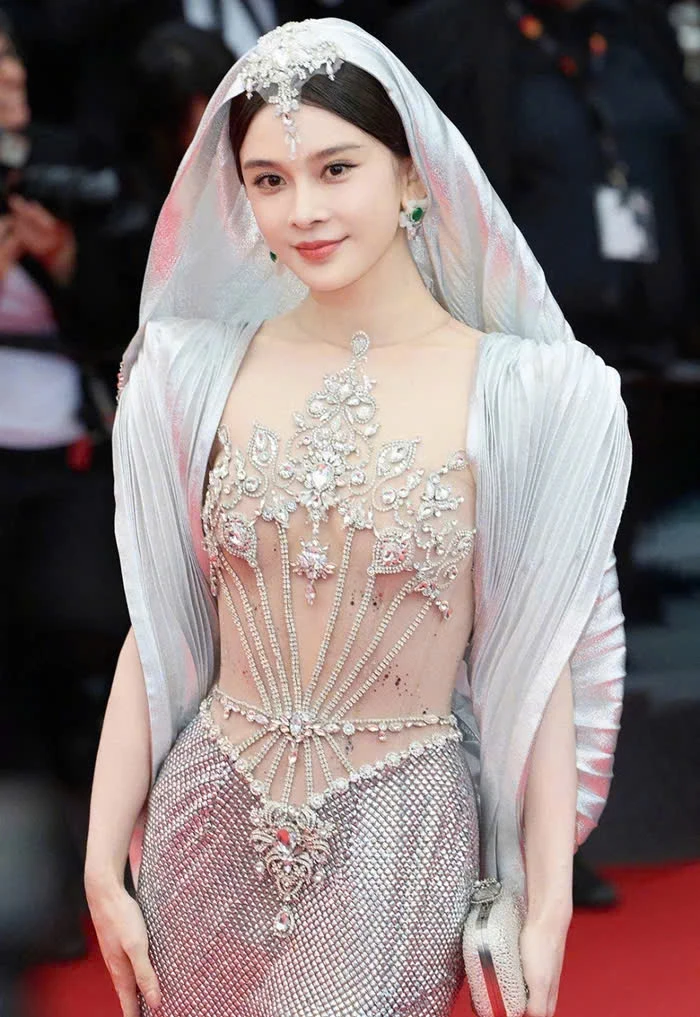 LHP Cannes 2025: Irina Shayk hoá thiên nga đen, Triệu Anh Tử bị đuổi thẳng cổ? - Hình 5