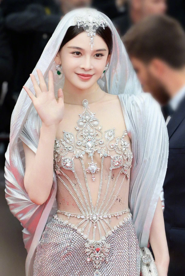 LHP Cannes 2025: Irina Shayk hoá thiên nga đen, Triệu Anh Tử bị đuổi thẳng cổ? - Hình 6