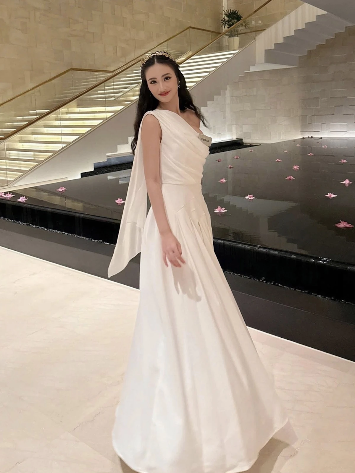 Ý Nhi ghi điểm ở Miss World, phải thức 5h sáng, ngủ ít tiếng, nói 1 câu nghe xót - Hình 8