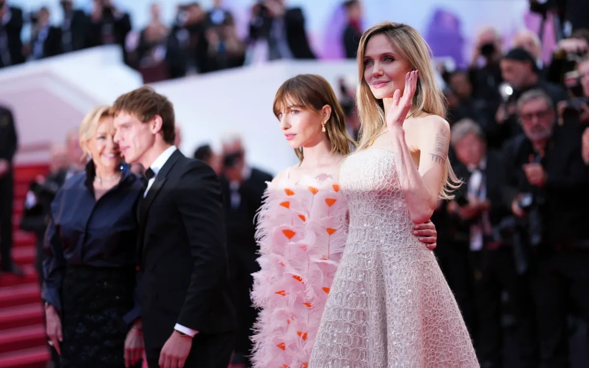 Angelina Jolie gây choáng diện chiếc váy triệu đô trên thảm đỏ của Cannes 2025 - Hình 2