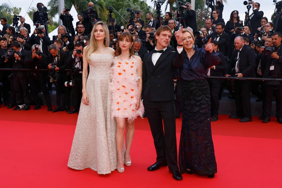 Angelina Jolie gây choáng diện chiếc váy triệu đô trên thảm đỏ của Cannes 2025 - Hình 4