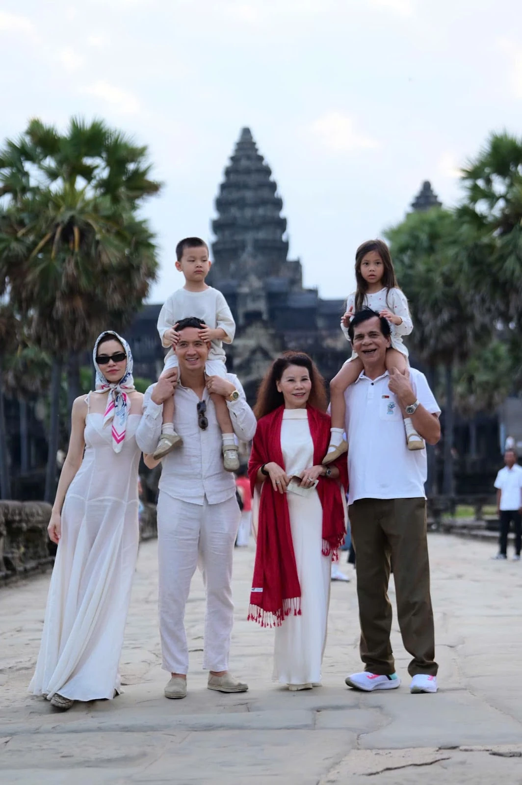 Hồ Ngọc Hà và Kim Lý gây xôn xao dư luận lộ mối quan hệ thật giữa Mẹ vợ con rể - Hình 4