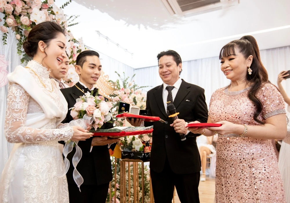 Mẹ ruột Phan Hiển: Trẻ đẹp không kém Khánh Thi, mắng con trai bênh con dâu - Hình 1