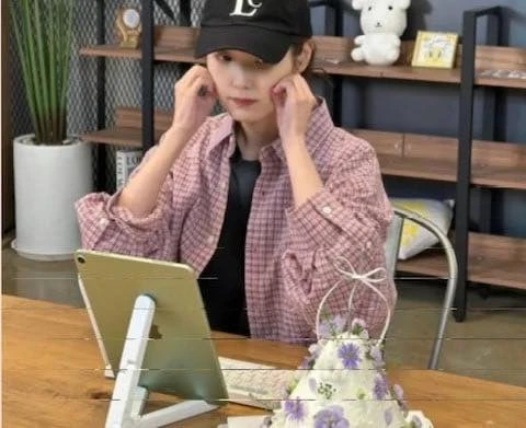 V(BTS) nghi lén lút với người có bạn trai, ARMY bức xúc truy lùng nữ chính - Hình 3