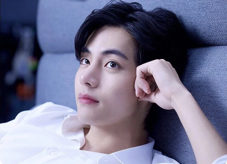 V(BTS) nghi lén lút với người có bạn trai, ARMY bức xúc truy lùng nữ chính - Hình 1