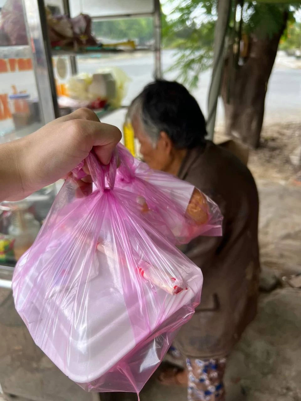 Vĩnh Thích Ăn Ngon hiếm hoi lên tiếng bức xúc, đấu khẩu Mia Lê, réo Phạm Thoại - Hình 9