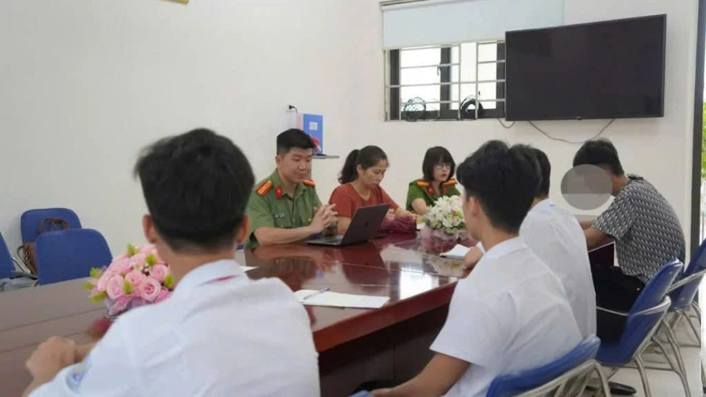 Vụ na.m sin.h gãy 3 sườn: nghi nhắn tin với bạn gái người khác để chia rẽ? - Hình 2
